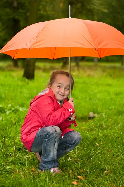 在伞下的孩子 — 图库照片