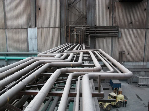 Föld feletti csővezeték a gyár — Stock Fotó