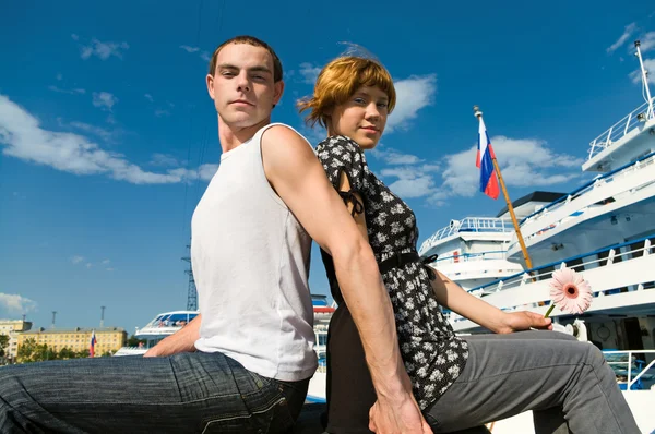 Man and woman siting near cruise liners — Stock Photo, Image