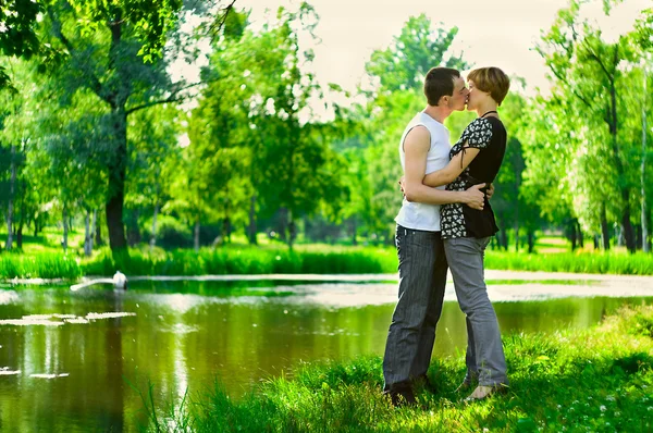 Han kysser henne passionerat — Stockfoto