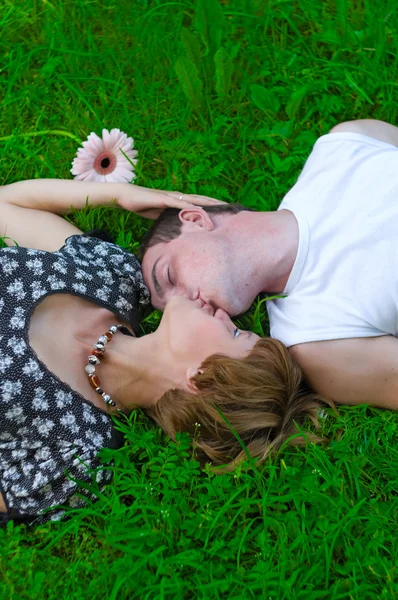 Älskande par på gräs — Stockfoto