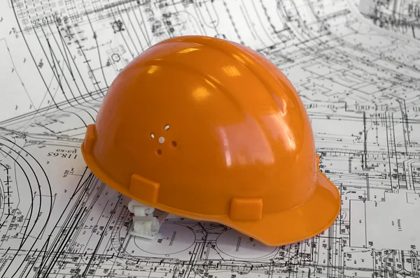 Оранжевый строительный шлем и проект — стоковое фото