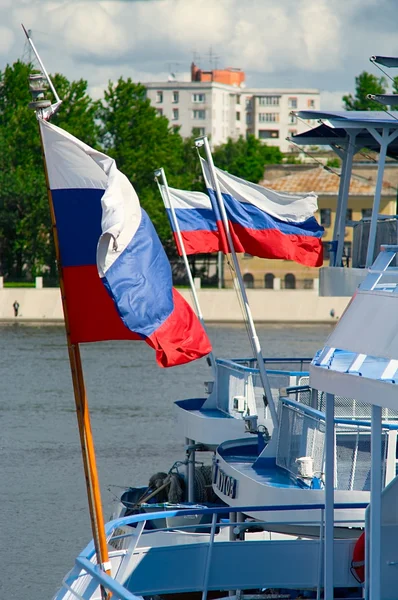Rosyjski flagi na statku — Zdjęcie stockowe