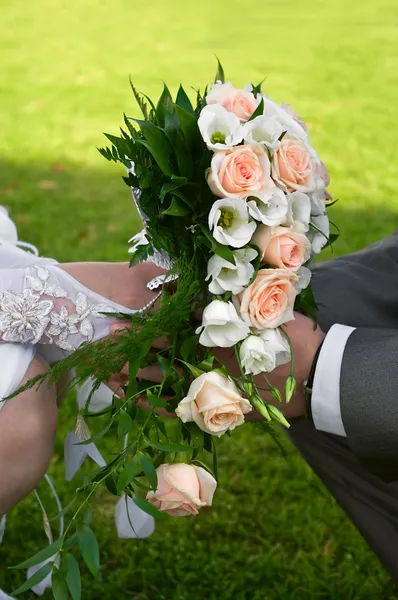 婚礼上掌握在手中的鲜花 — 图库照片