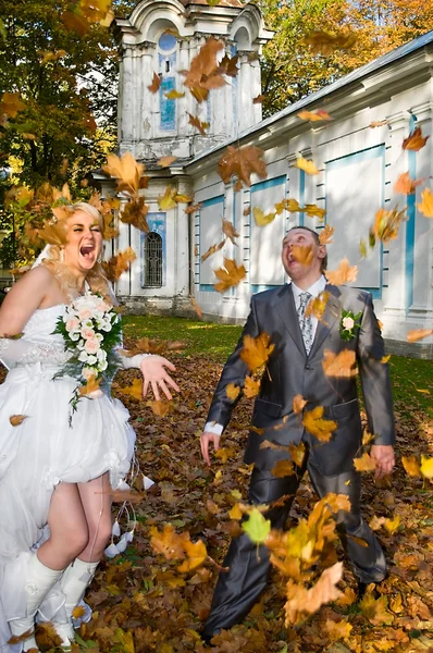 Jonggehuwde paar in herfst park — Stockfoto