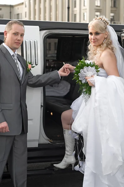 Bräutigam hilft Verlobter im Auto zu sitzen — Stockfoto