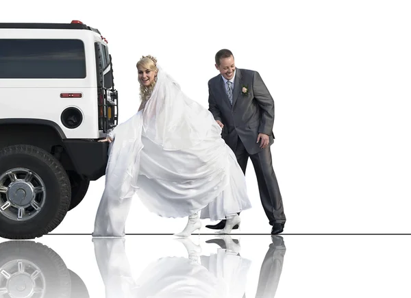 Sposa e sposo pushung una macchina — Foto Stock