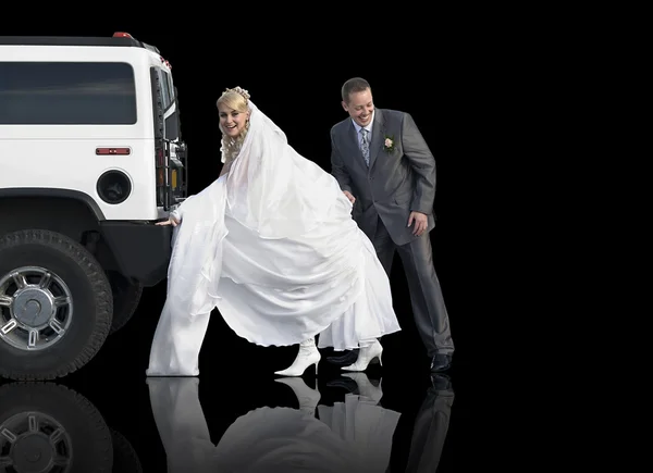 Жених и невеста подвесили машину — стоковое фото