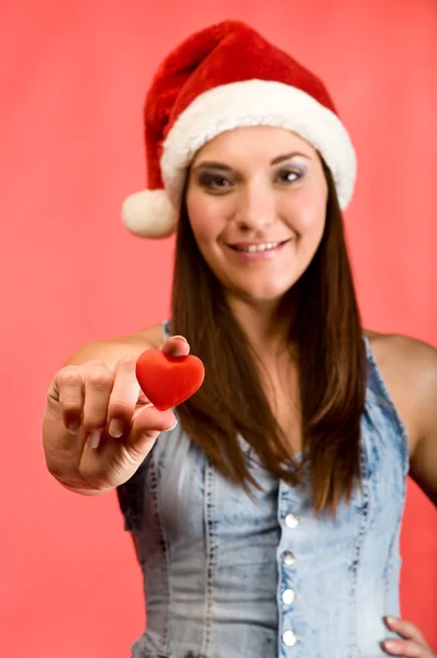 Mladá krásná žena s červeným srdcem — Stock fotografie