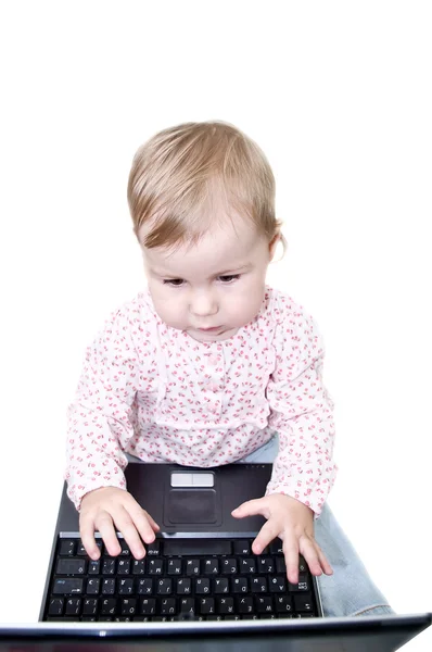 Niño trabajando en el ordenador portátil — Foto de Stock