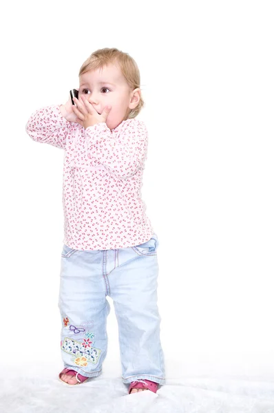 Вырезать ребенка говорит по телефону — стоковое фото