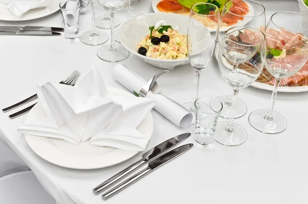 Table appointments for dinner in restaur — Stock Photo, Image