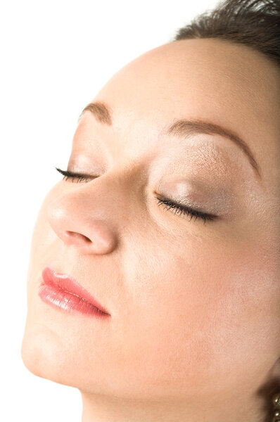 Красивое лицо молодой женщины с макияжем
