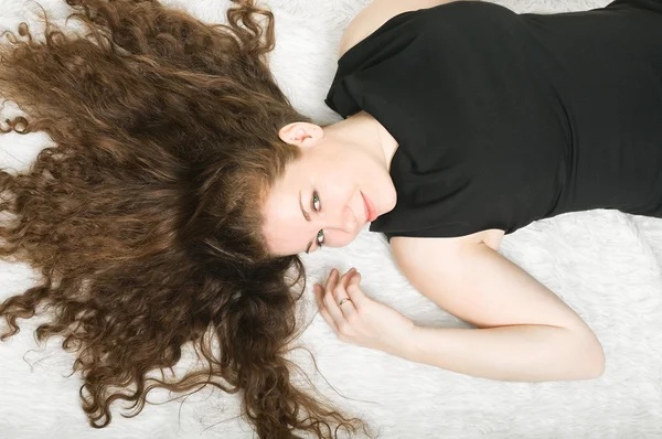 Glückliche junge Frau mit schönen langen Haaren — Stockfoto