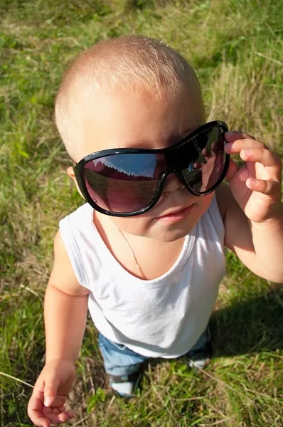 Маленька дитина в сонцезахисних окулярах — стокове фото