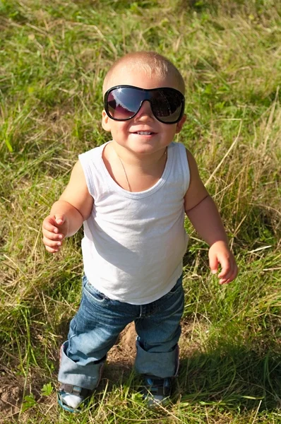 Маленький ребенок в солнцезащитные очки — стоковое фото