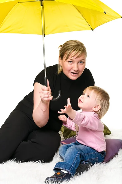 Mother and little child under umbrella — Stock Photo, Image