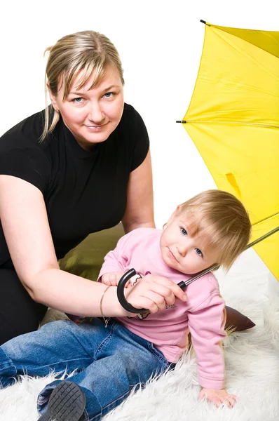 Anne ve küçük çocuk şemsiyesi altında — Stok fotoğraf