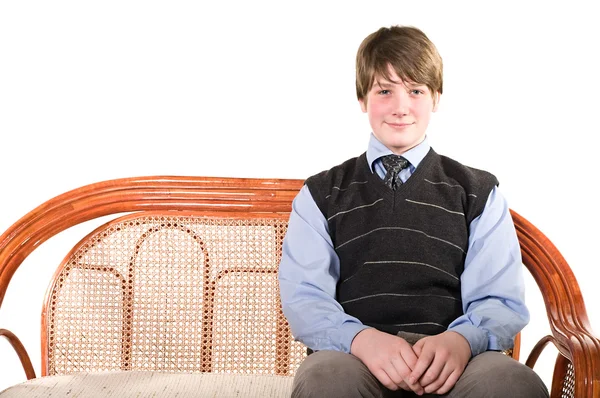 Joven adolescente en sofá de mimbre —  Fotos de Stock