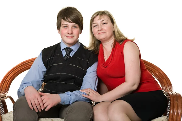 Jovem mãe e filho adolescente no sofá — Fotografia de Stock