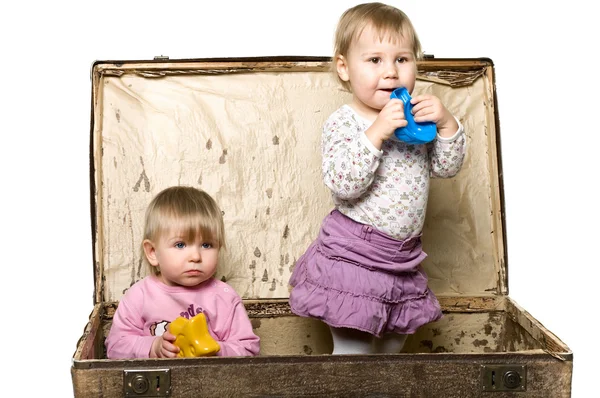 Två små barn i sutcase. — Stockfoto