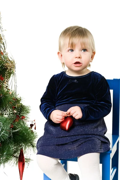 在圣诞树旁的小女孩 — 图库照片