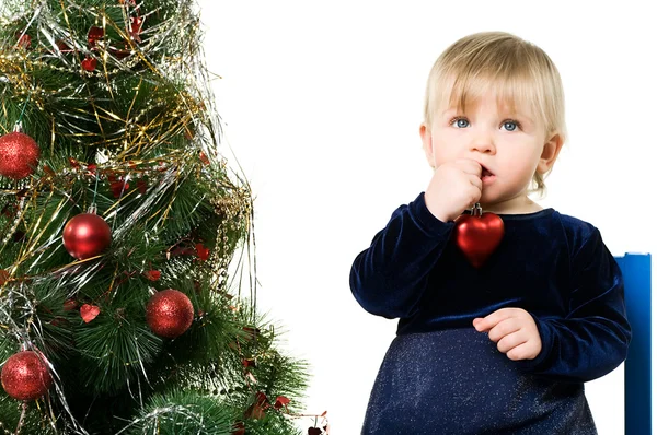 Kleines Mädchen neben dem Weihnachtsbaum — Stockfoto