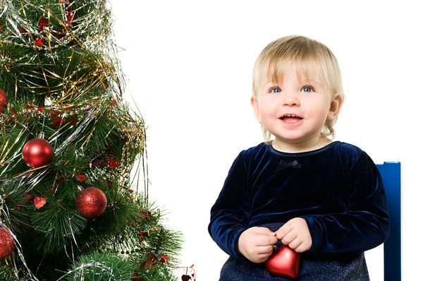 क्रिसमस पेड़ के पास छोटी लड़की — स्टॉक फ़ोटो, इमेज