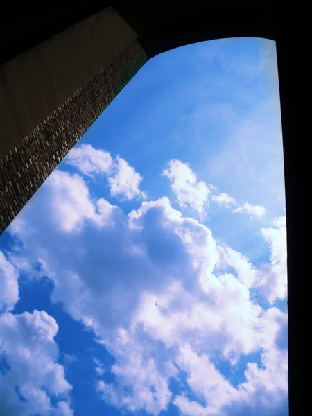 Παράθυρο, έξοδο στον ουρανό — 图库照片