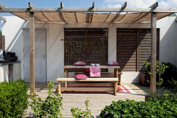 Houten patio in de tuin — Stockfoto