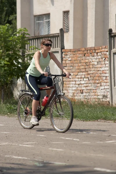 Genç kadın Bisiklete binmek — Stok fotoğraf