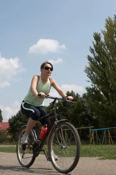 Νεαρή γυναίκα ιππασίας το ποδήλατο — Φωτογραφία Αρχείου