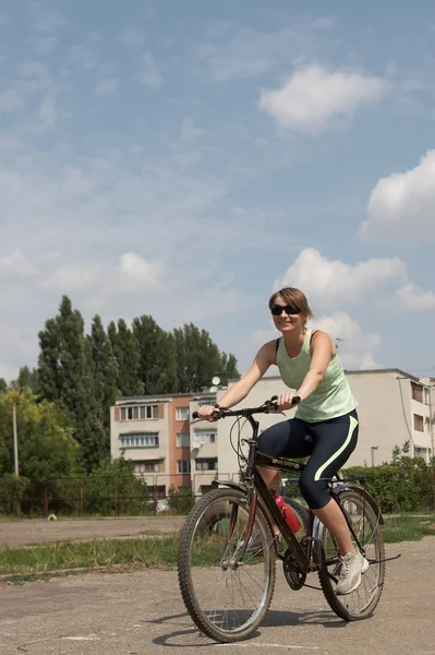 Mladá žena, jízda kole — Stock fotografie