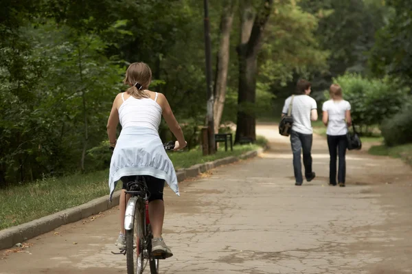 Young woman riding in the park — Stock Photo, Image
