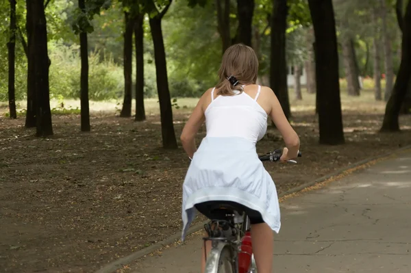 Junge Frau reitet im Park — Stockfoto