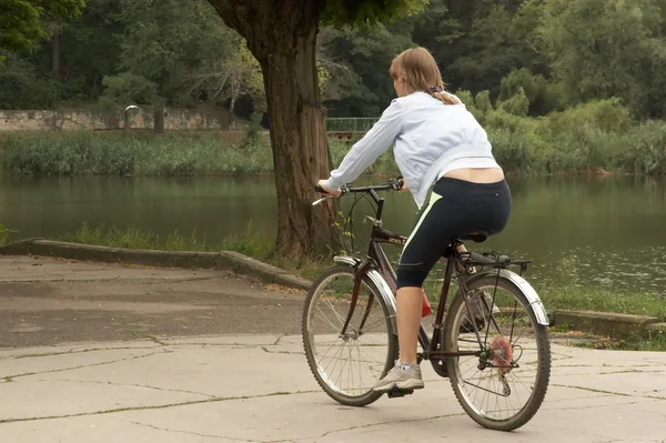 Genç kadın parkta sürme — Stok fotoğraf