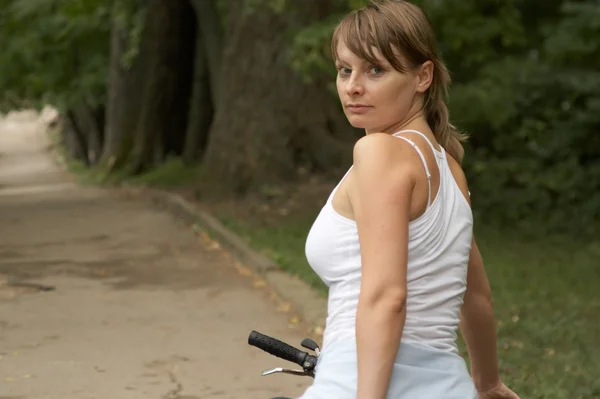 Joven hembra montar en bicicleta sonriente — Foto de Stock