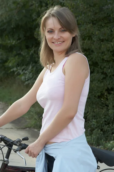 Jovem mulher andando de bicicleta sorridente — Fotografia de Stock