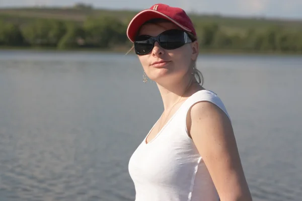 Frau mit roter Mütze — Stockfoto