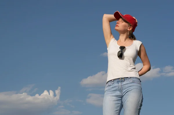 Frau mit roter Mütze — Stockfoto