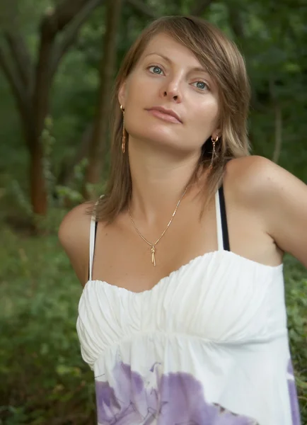 Ung kvinna i parken — Stockfoto