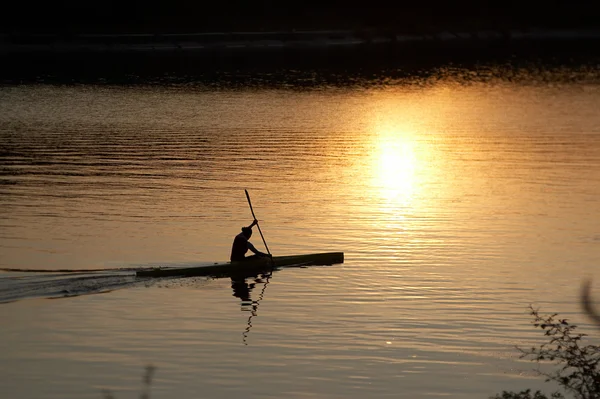 Femme en kayak aviron Photo De Stock