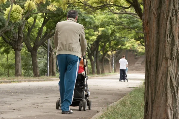 마차와 함께 산책 하는 아버지 로열티 프리 스톡 이미지