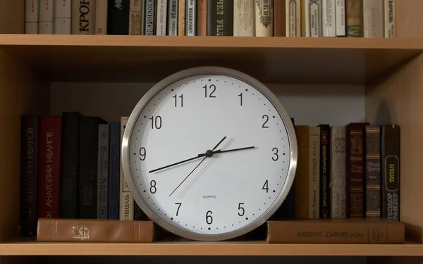 Horloge et livres russes Images De Stock Libres De Droits