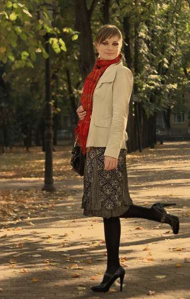 Jovem mulher no parque — Fotografia de Stock