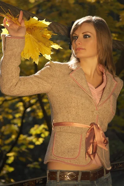 Mulher segurando folhas — Fotografia de Stock