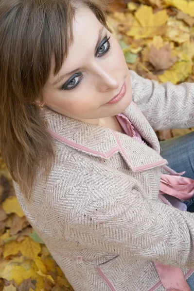 Young woman dreaming in the park — Stock Photo, Image