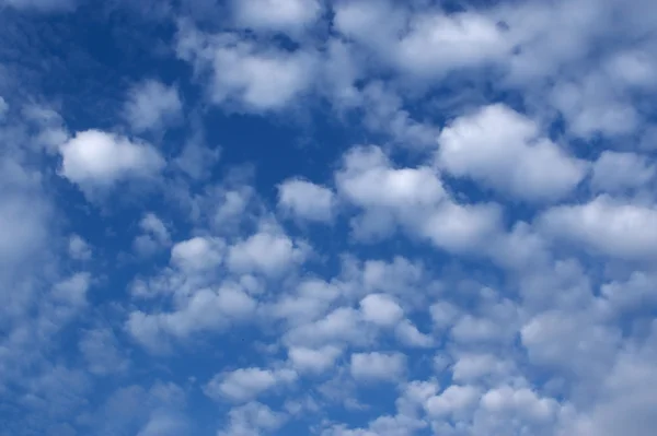 Gyönyörű kék ég. Stock Kép