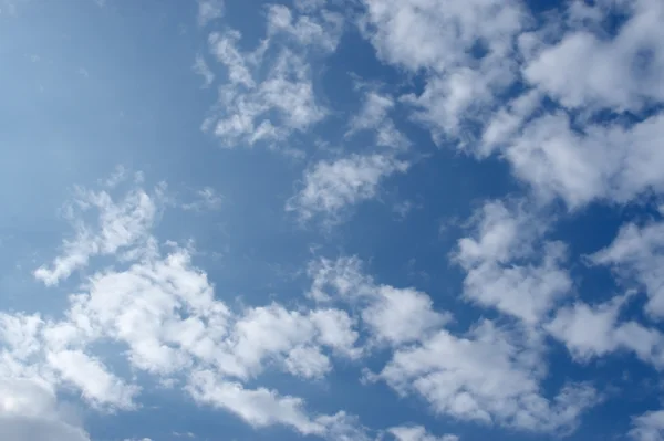 Vacker solig blå himmel — Stockfoto