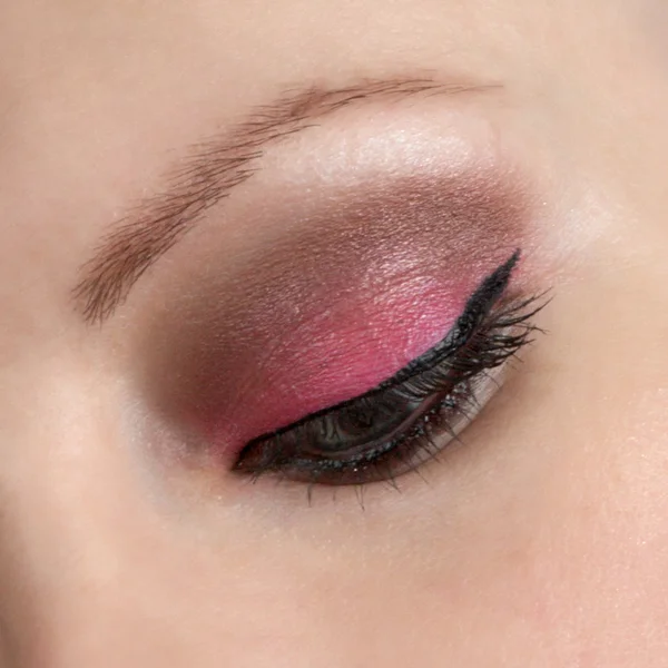 Красива жінка закриває очі рожевий макіяж Ліцензійні Стокові Зображення